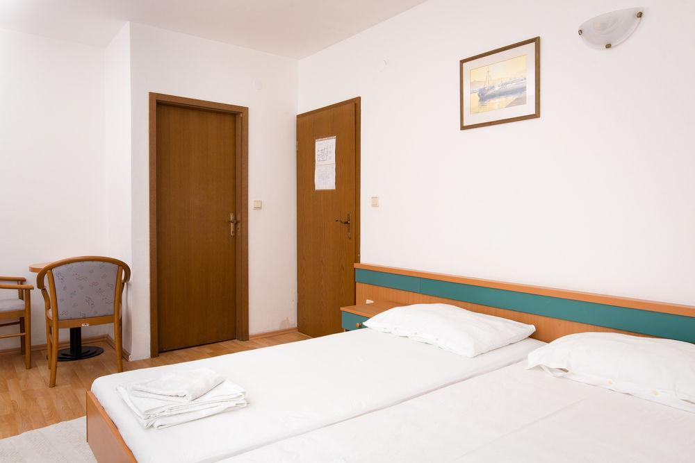 Downtown Private Rooms Mandic Supetar Exterior foto
