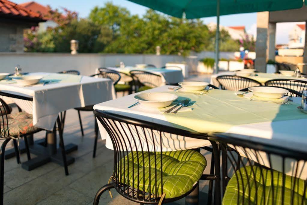 Downtown Private Rooms Mandic Supetar Exterior foto
