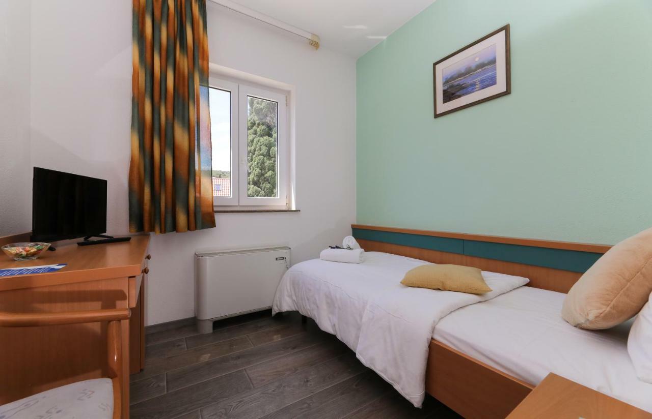 Downtown Private Rooms Mandic Supetar Exterior foto