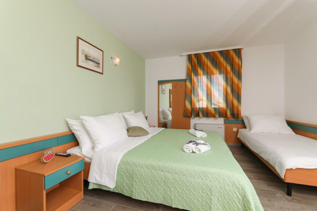 Downtown Private Rooms Mandic Supetar Exterior foto